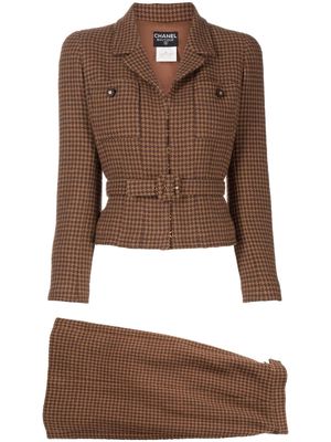 CHANEL Pre-Owned 1996-1997 tweed belted skirt suit - Brown