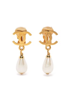 CHANEL Pre-Owned 1996 CC drop faux-pearl clip-on earrings - Gold