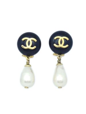 CHANEL Pre-Owned 1996 pre-owned faux-pearl clip-on earrings - Gold