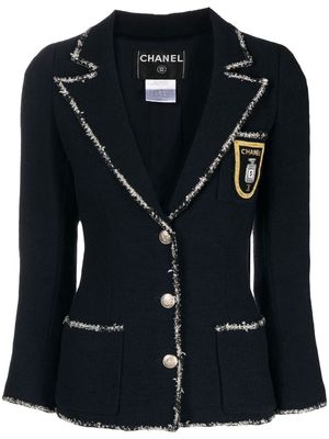 Chanel Pre-Owned 2005 logo-patch bouclé jacket - Blue
