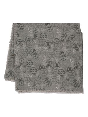 CHANEL Pre-Owned 2010 CC logo-jacquard frayed cashmere scarf - Grey