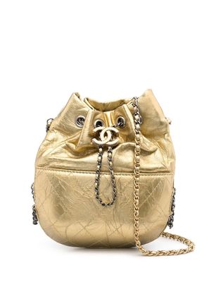 Chanel Pre-Owned 2017 - Present Chanel Gabrielle Leather Bucket Bag - Gold