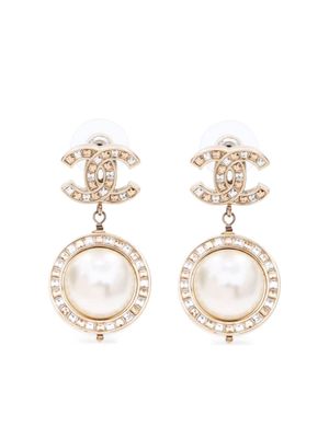 CHANEL Pre-Owned 2018 CC pearl drop earrings - Gold