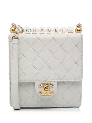 CHANEL Pre-Owned 2020 mini Chic Pearls crossbody bag - White