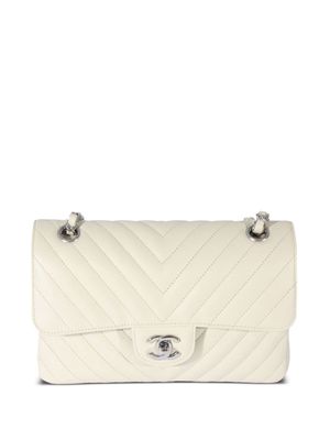 CHANEL Pre-Owned 2022 small chevron quilted shoulder bag - WHITE