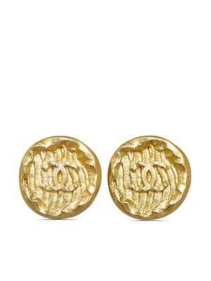 CHANEL Pre-Owned CC-embossed textured button clip-on earrings - Gold