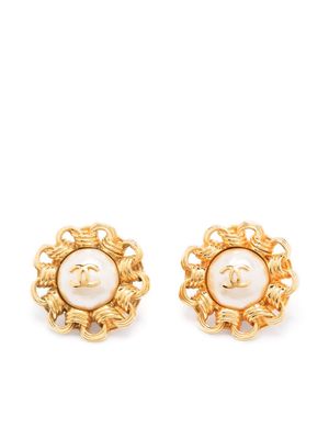 CHANEL Pre-Owned CC faux-pearl clip-on earrings - Gold