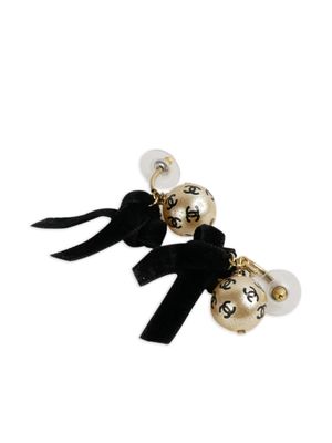 CHANEL Pre-Owned CC pearl-embellished post-back earrings - Black