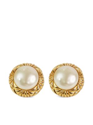 CHANEL Pre-Owned engraved detailing faux-pearl clip-on earrings - GOLD