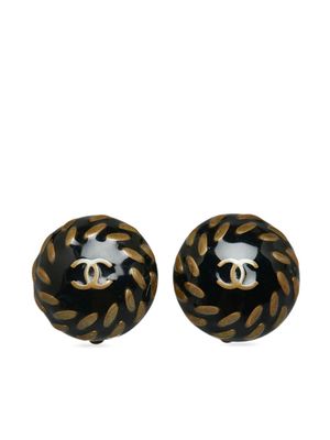 CHANEL Pre-Owned logo-embossed button clip-on earrings - Black