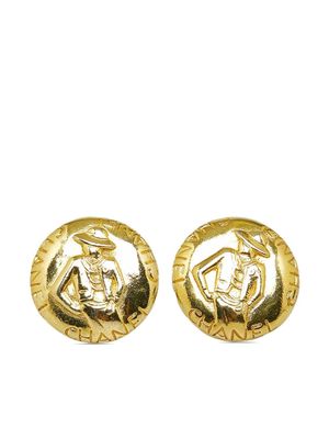 CHANEL Pre-Owned logo-engraved button clip-on earrings - Gold