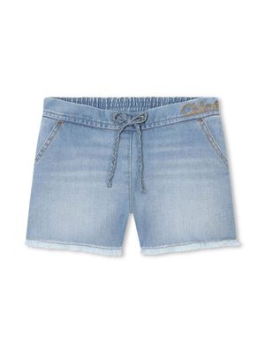 Chloé Kids logo-embroidered fringed denim shorts - Blue