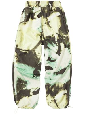 Closed camouflage-print cargo trousers - Green