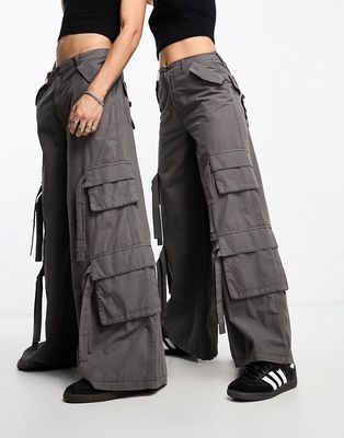 COLLUSION Unisex parachute cargo pants in gray