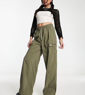 Columbia Cleetwood Cove oversized cargo sweatpants in black exclusive to ASOS-Green