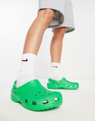 Crocs classic shoe in grass green