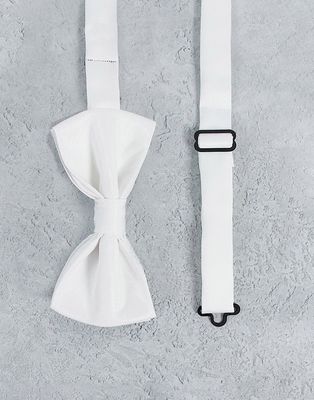 Devils Advocate bow tie in cream-White