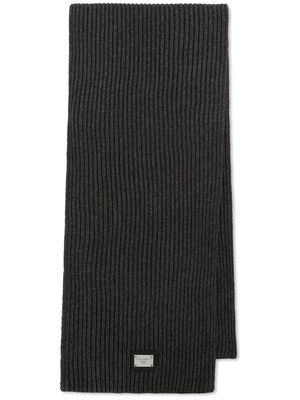 Dolce & Gabbana DG Essentials logo-patch knitted scarf - Grey