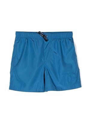 Dolce & Gabbana Kids embossed-logo swim shorts - Blue