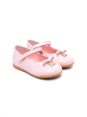 Dolce & Gabbana Kids logo-plaque ballerina shoes - Pink
