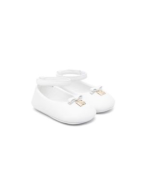 Dolce & Gabbana Kids logo-plaque ballerina shoes - White