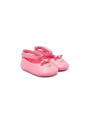 Dolce & Gabbana Kids logo-plaque leather ballerina shoes - Pink
