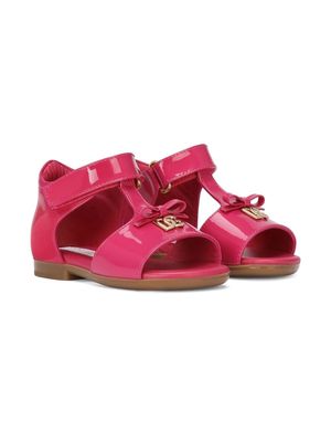 Dolce & Gabbana Kids logo-plaque patent-leather sandals - Pink