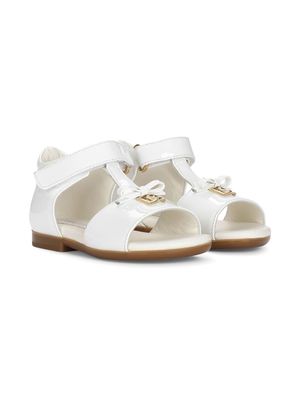 Dolce & Gabbana Kids logo-plaque patent-leather sandals - White
