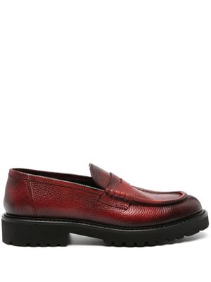 Doucal's burnished-finish leather loafers - Red