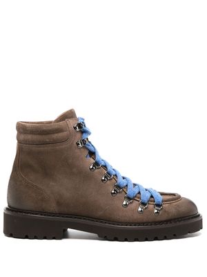 Doucal's contrasting-laces suede ankle boots - Brown