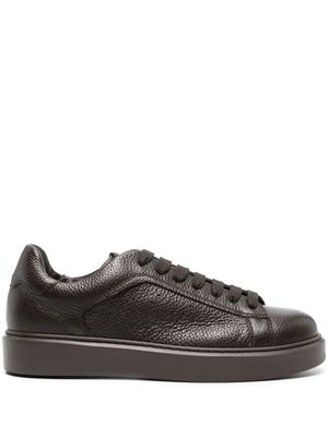 Doucal's grained-leather low-top sneakers - Brown