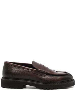 Doucal's penny-slot pebbled leather loafers - Brown
