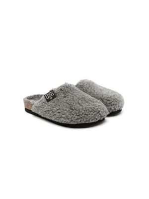 Douuod Kids logo-patch faux-shearling slippers - Grey