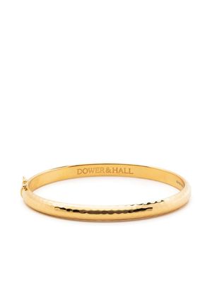 DOWER AND HALL Nomad hammered bangle bracelet - Gold