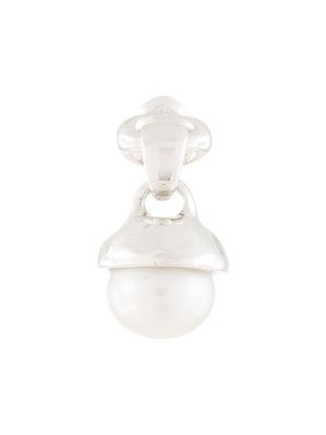 E.M. pearl pendant earring - White