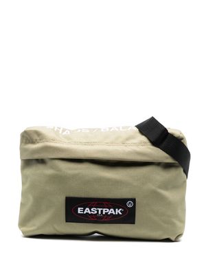 Eastpak logo-patch shoulder bag - Neutrals