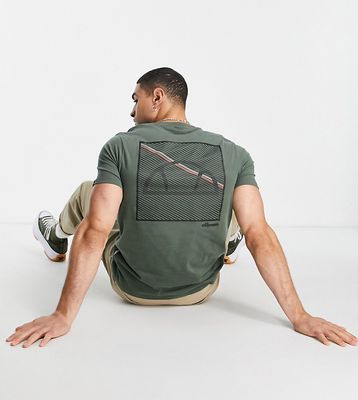 ellesse T-shirt with back print in khaki - Exclusive to ASOS-Green