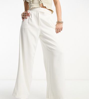 Ever New Petite tailored wide leg pants in ivory-White