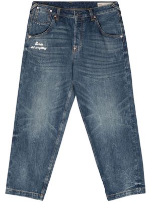 EVISU slogan-print tapered-leg jeans - Blue