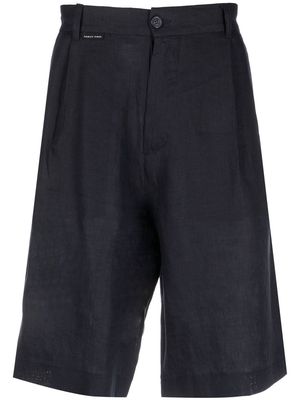Family First pleat-detail knee-length shorts - Blue