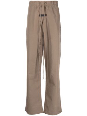 FEAR OF GOD ESSENTIALS logo-patch straight-leg trousers - Brown