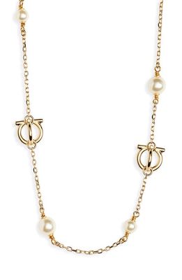 FERRAGAMO Gancio & Imitation Pearl Station Necklace in Oro/Perle Bianche