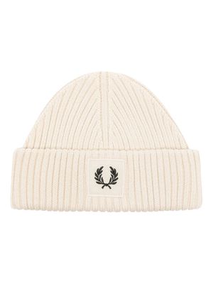 Fred Perry logo-patch ribbed beanie - Neutrals