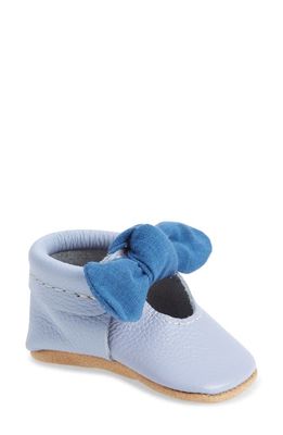 Freshly Picked Knotted Bow Crib Shoe in Periwinkle