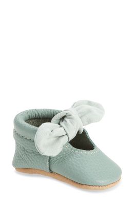 Freshly Picked Knotted Bow Crib Shoe in Sagebrush