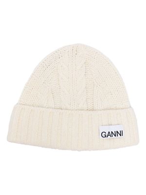 GANNI logo-patch cable-knit beanie - White