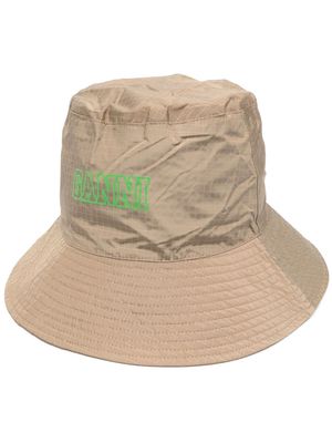 GANNI logo-print strap bucket hat - Neutrals