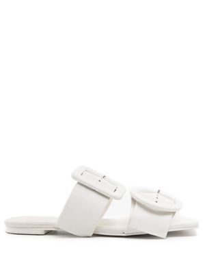 Gloria Coelho asymmetric buckle-fastening sandals - White