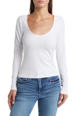 Good American Scoop Neck Long Sleeve T-Shirt in White001