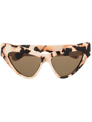 Gucci Eyewear tinted cat-eye-frame sunglasses - Neutrals